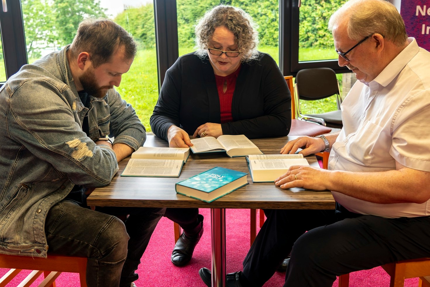 Waarom Bijbelvertalingen vergelijken uw Schriftbegrip verrijkt